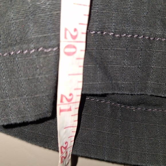 A pair of Wear First mens cargo shorts in a size 34. Pre-loved in good condition - Picture 6 of 7